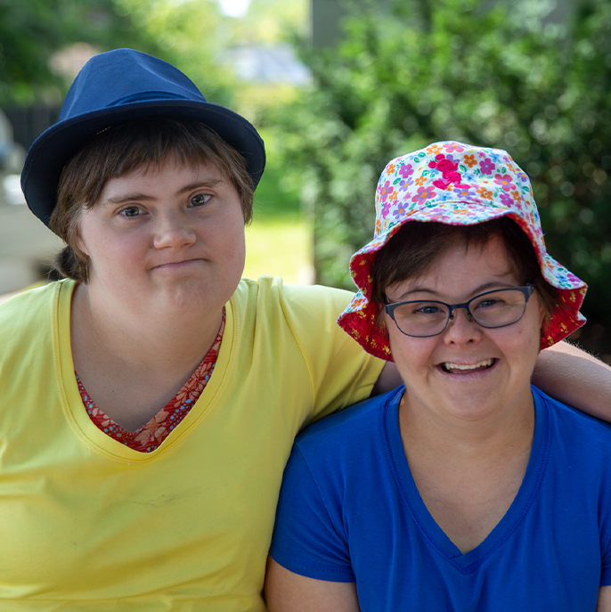 Capitale Nationale - Two coremembers smiling outside
